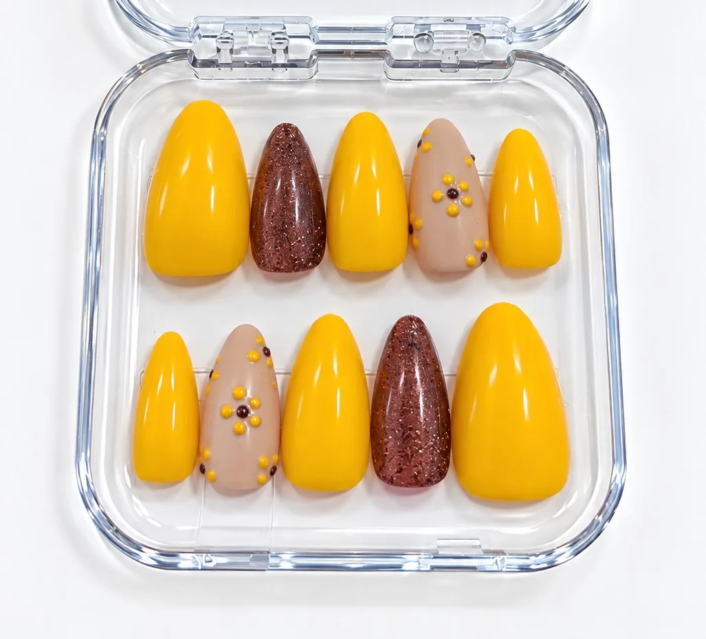 Amber Kiss custom press-on nail inspiration